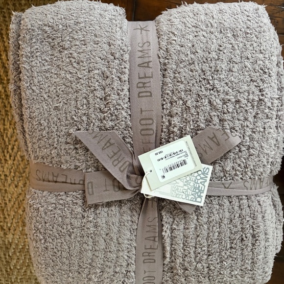 NWT Barefoot Dreams CozyChic Ribbed Throw in Beach Rock
